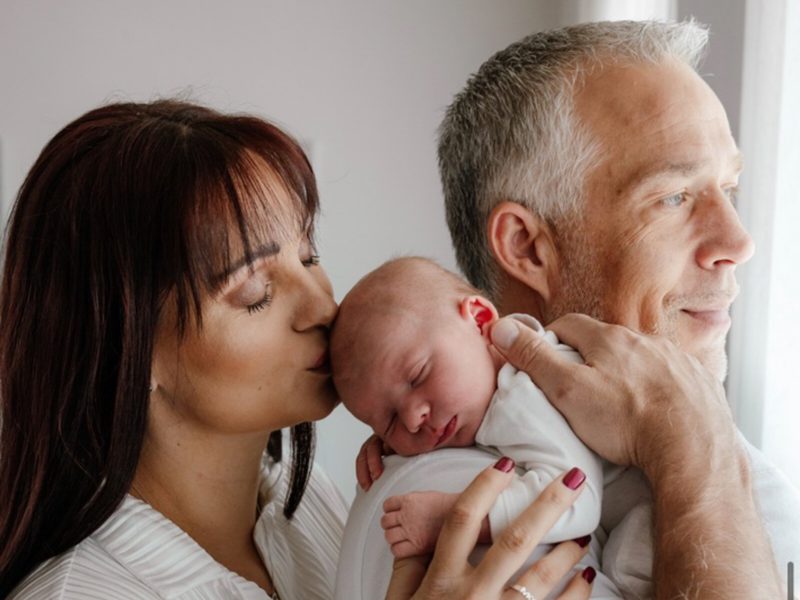 Mutter und Vater halten ihr neugeborenes Baby